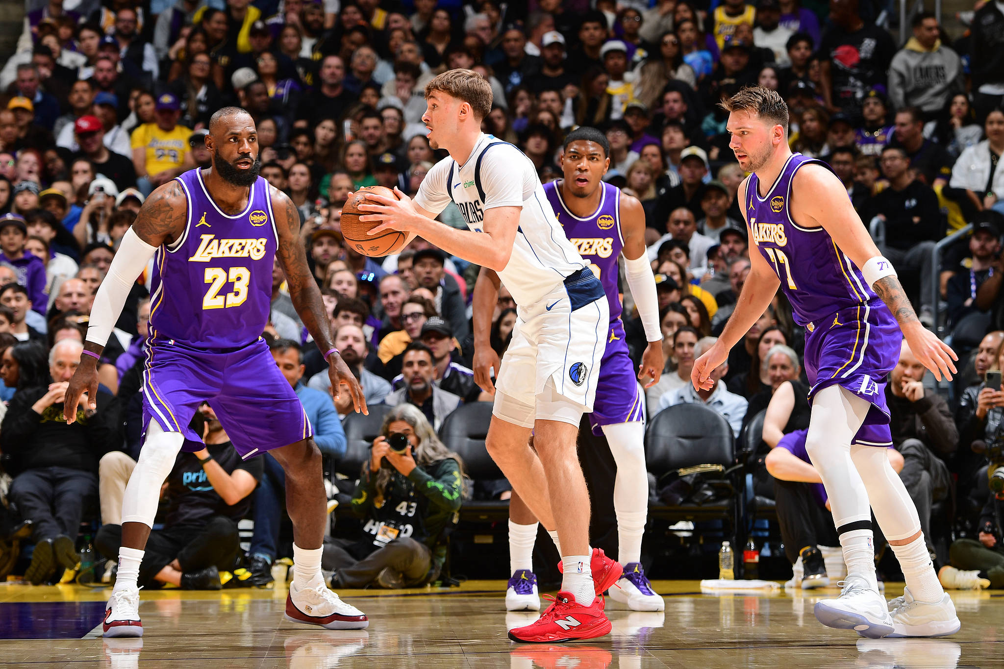 开云- 詹姆斯在独行侠比赛中出色防守,绝杀引发热议的球员 