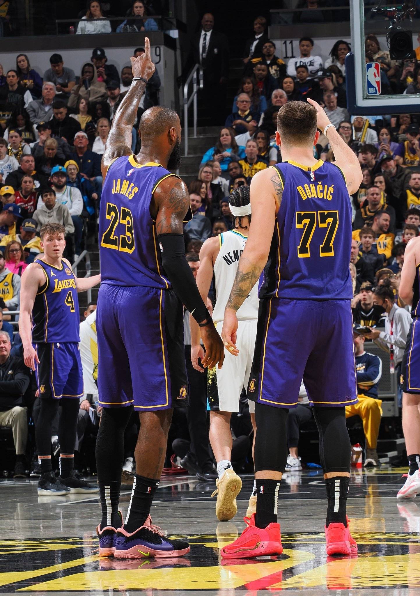 开云体育-包含詹姆斯回归赛场，出色防守首场状态亮眼，湖人观众沸腾！的词条